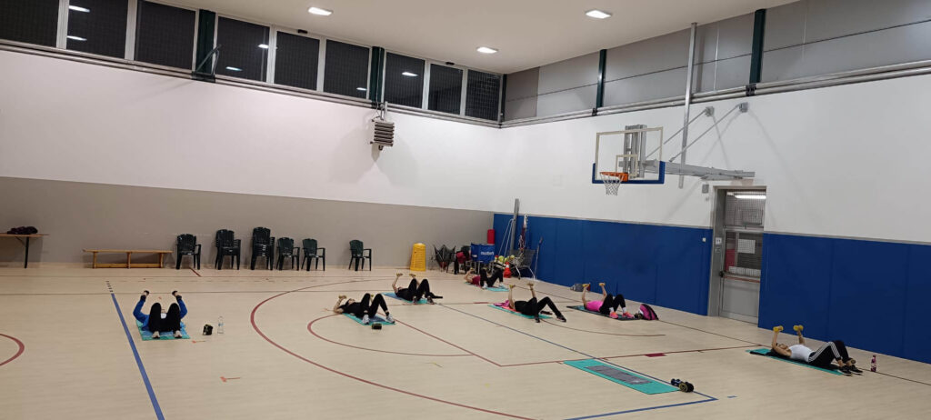 Lezione Yoga nella palestra della Polisportiva Caino
